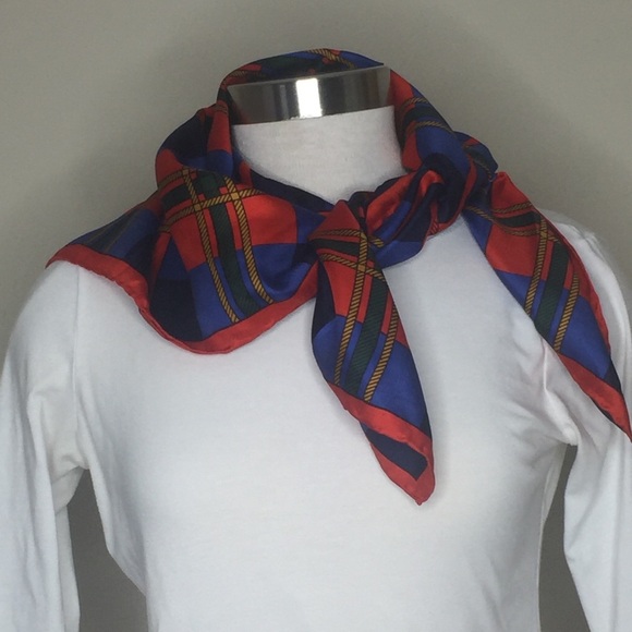 👛 Silky square Scarf in vibrant red & blue color - Picture 2 of 6